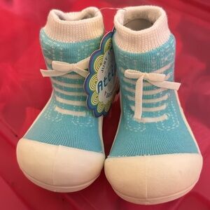 NWT NEW Attipas Barefoot NWT Toddler
Shoes size M, KIDS 4.5, age 12-18 months